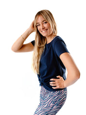 Studioaufnahme: Marineblaues Yoga-T-Shirt „Toucan“ mit femininem Knotendetail vorne, perfekt für Sport & Alltag