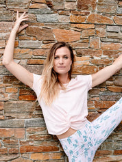 Yoga-Pose im Freien – Frau trägt das atmungsaktive Yoga- & Fitness-T-Shirt – Rosa „Toucan