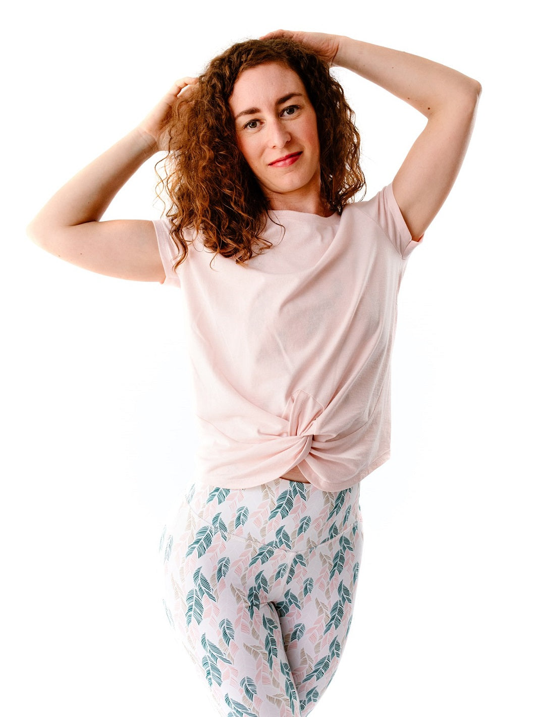 Weiches, atmungsaktives Yoga- & Fitness-T-Shirt – Rosa „Toucan“ – Vorderansicht im Studio