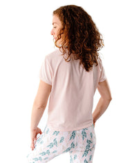 Nachhaltiges Yoga- & Fitness-T-Shirt – Rosa „Toucan“ – Rückansicht mit ergonomischem Schnitt