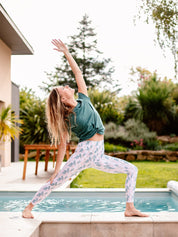Outdoor-Yoga: Frau trainiert im Waldgrünen „Toucan“-T-Shirt – flexibles Material für volle Bewegungsfreiheit