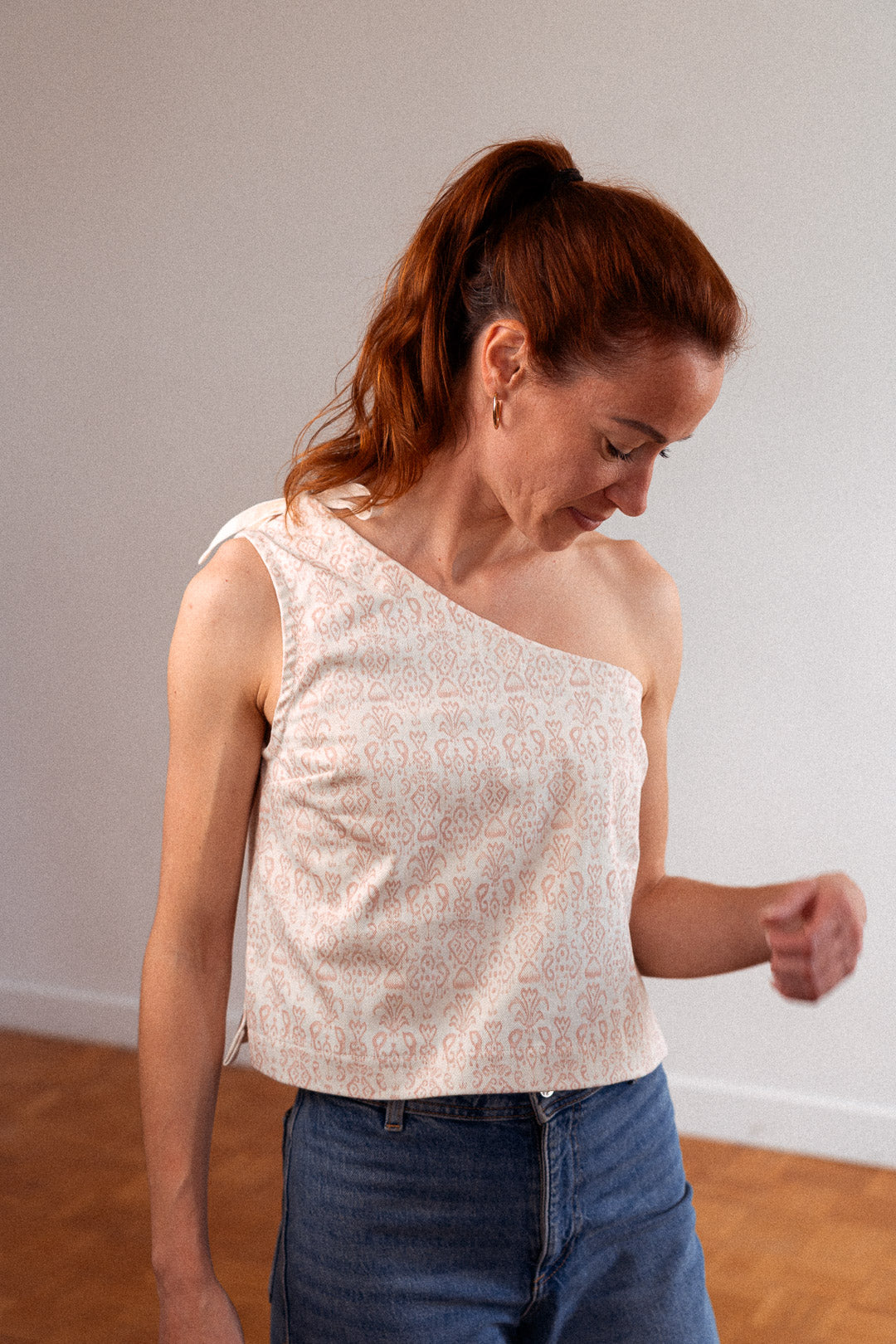 Vorderansicht des weißen Baumwolltops "Luce" mit asymmetrischem Schnitt – stilvolle und umweltfreundliche Damenmode, hergestellt in Frankreich.