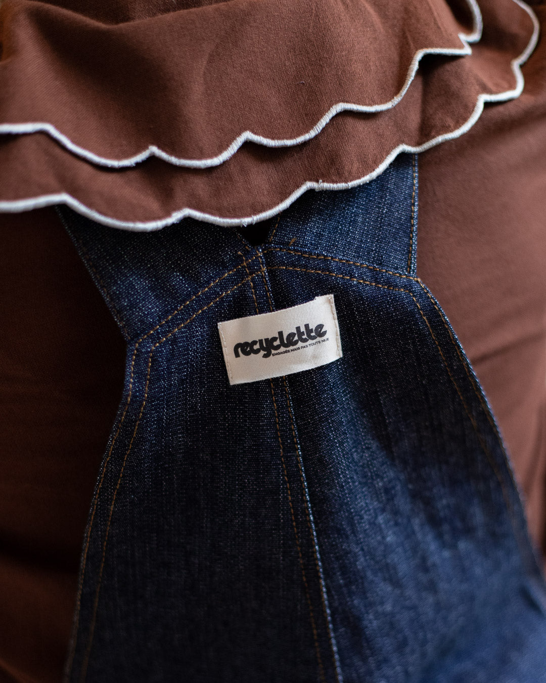 Detailaufnahme der Rückseite der dunkelblauen Denim-Latzhose