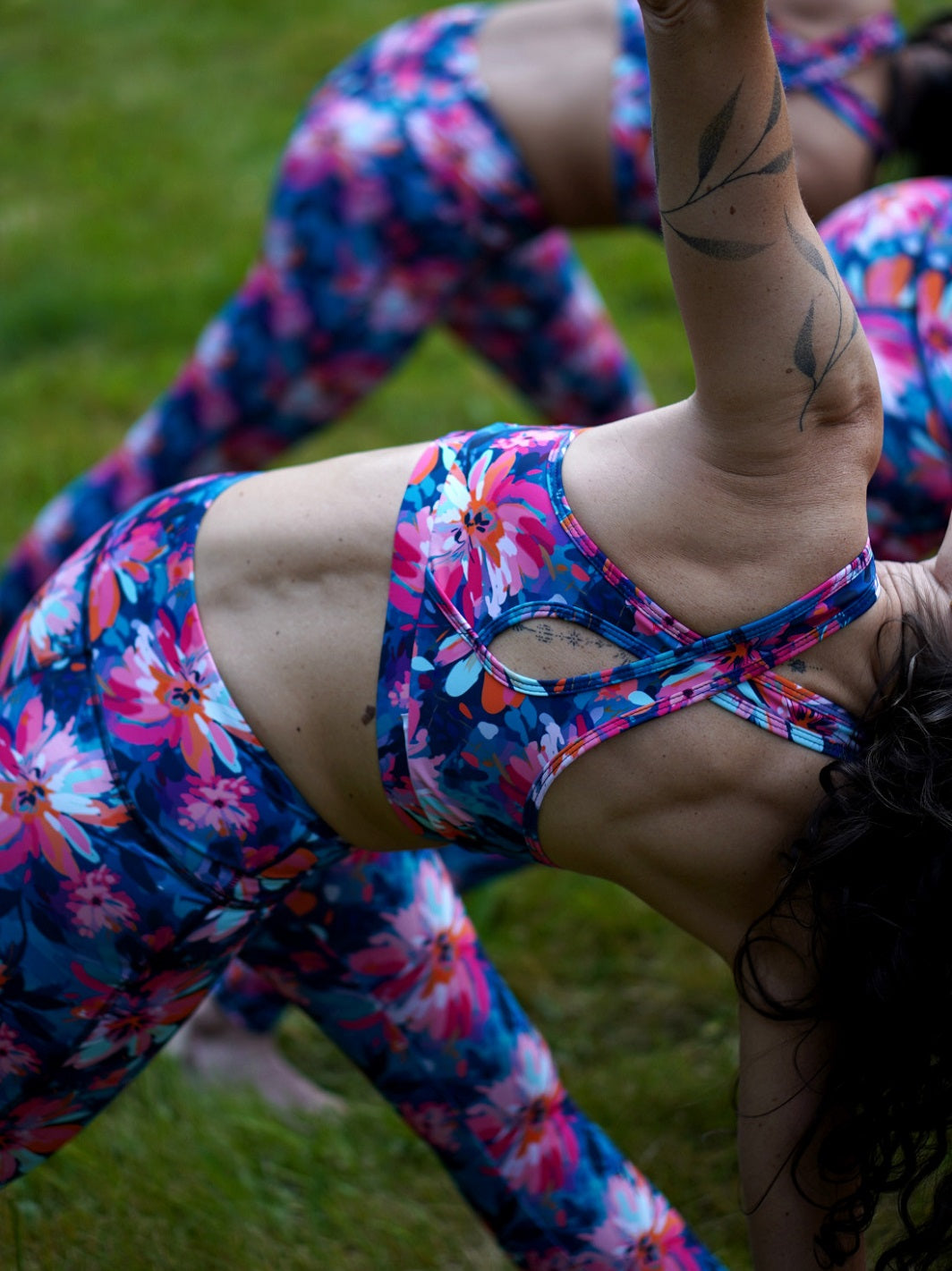MÉSANGE Sport-Bustier mit Lotusblüten-Motiv, getragen im Freien beim Yoga, zeigt die perfekte Kombination aus Stil, Komfort und optimalem Halt in Bewegung.