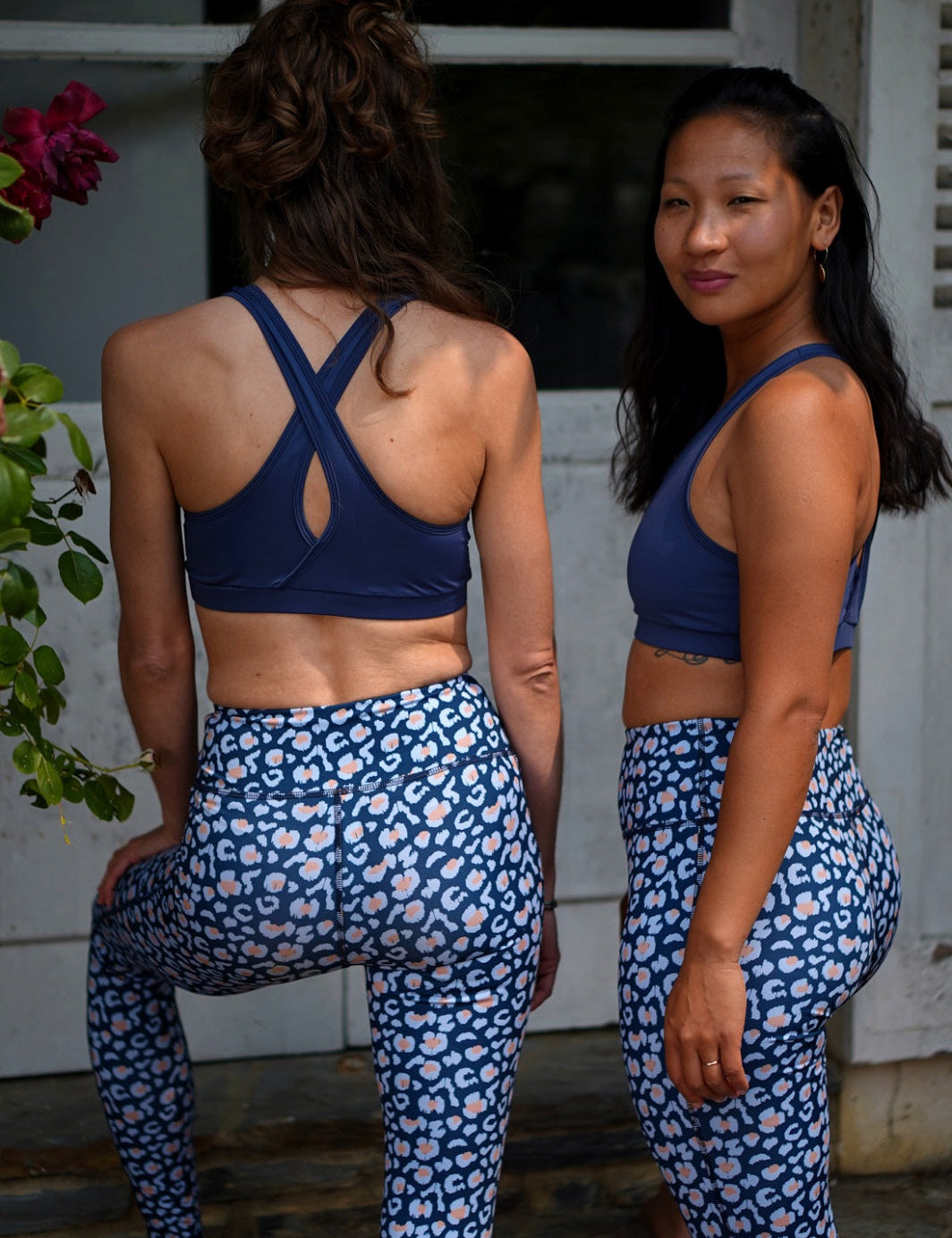 Zwei Frauen stehen draußen und tragen das Mésange Sport-Bustier Damen in Petrolblau, nachhaltige Fitness- und Yoga-Kleidung aus Frankreich