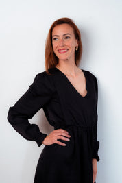 Lora Stillkleid in Schwarz, zeitloses Design mit weichem Material und praktischem Stillzugang.