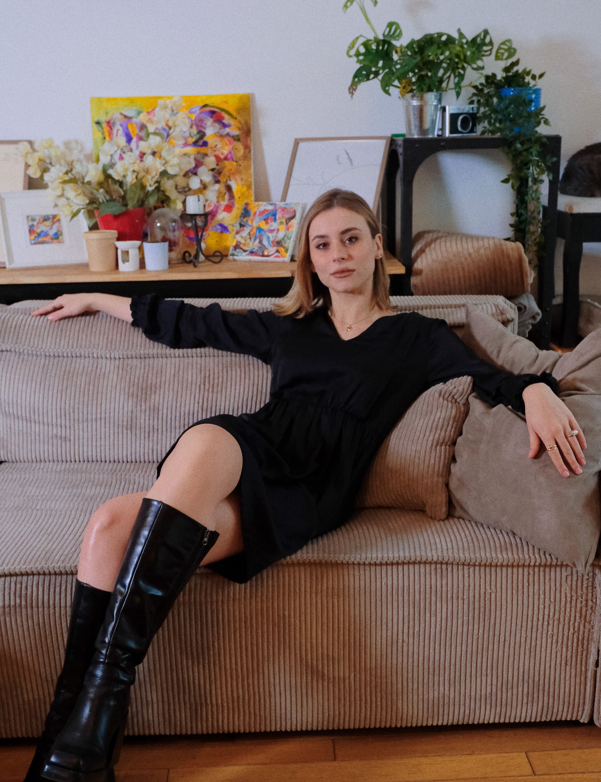 Das kleine Schwarze - Stillkleid Lora, kombiniert Komfort und schlichte Eleganz für moderne Mütter.