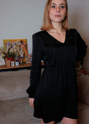 Schwarzes Kleid Lora aus seidiger Viskose mit versteckten Reißverschlüssen, ideal für diskretes Stillen.