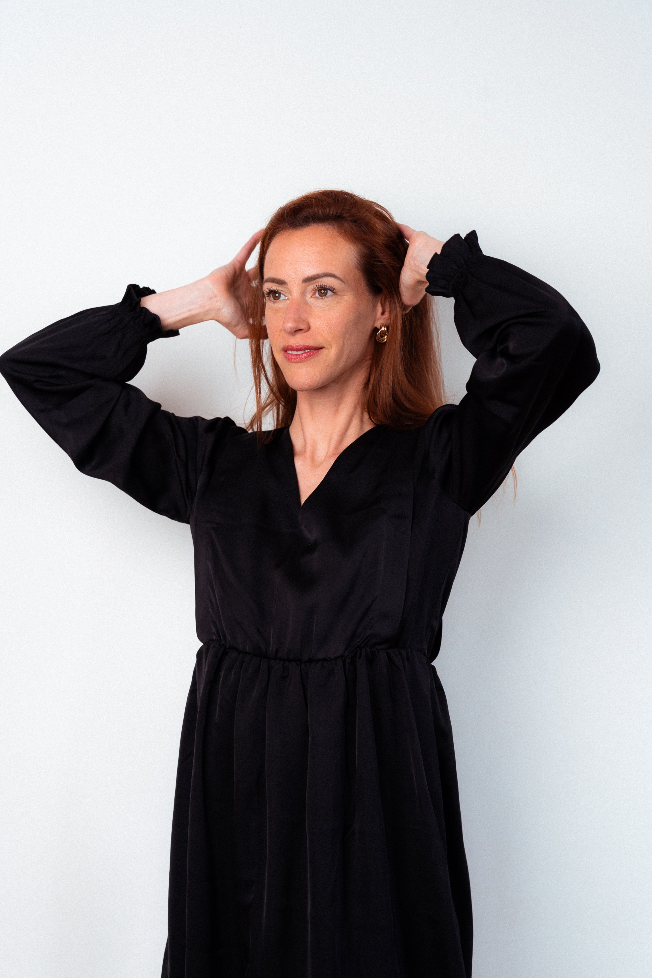 Stillkleid Lora – das perfekte kleine Schwarze für stilbewusste Mütter, mit funktionalen Details für bequemes Stillen im Alltag.