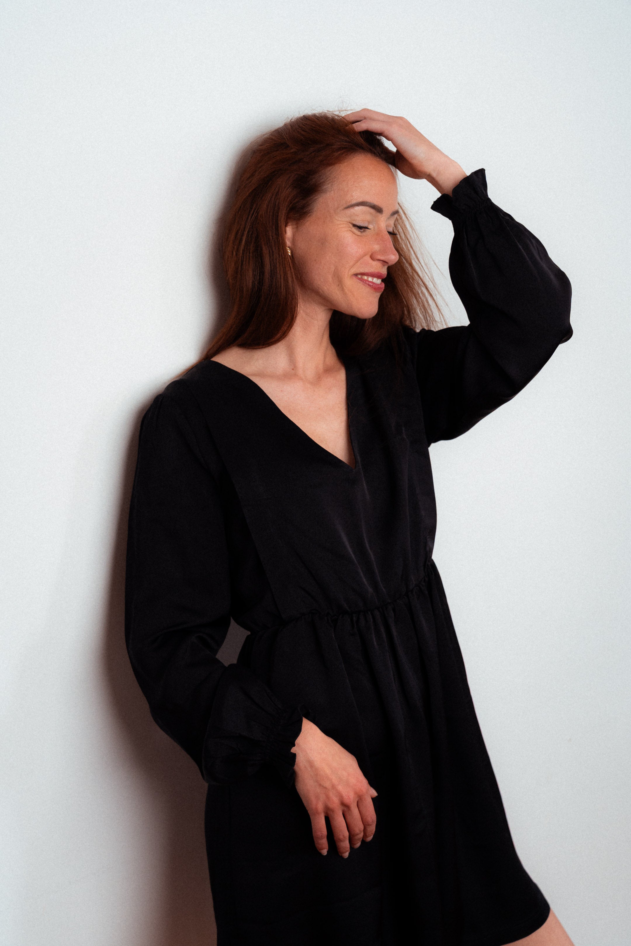 Stillkleid Lora – elegantes schwarzes Stillkleid aus weicher Viskose mit diskreten Reißverschlüssen zum unkomplizierten Stillen.