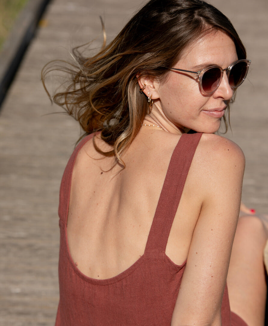 Nahaufnahme Rückenausschnitt des Jumpsuits in Terrakotta, luftiger Leinenstoff, nachhaltige Mode für Damen, französisches Savoir-faire.