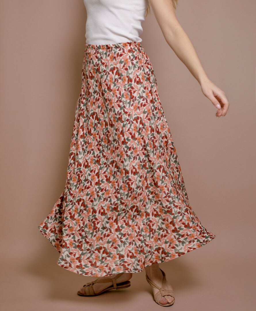 Nachhaltiger Maxirock aus Frankreich mit geblümtem Print, zeigt Länge bis zum Knöchel, luftiger Stoff aus EcoVero-Viskose, Damen Sommermode.