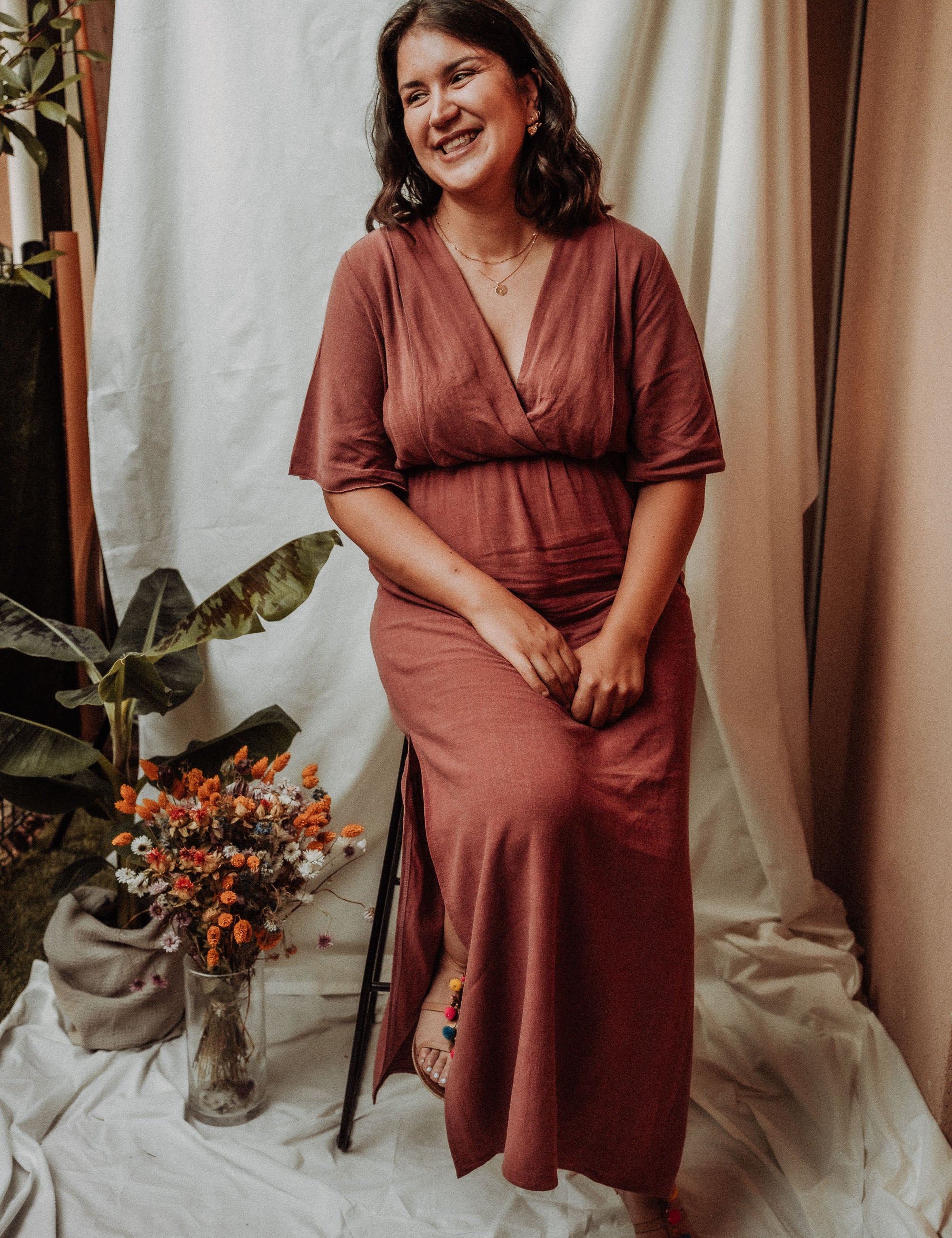 Studioaufnahme einer Frau im Stillkleid Tania – die fließenden Linien und der seitliche Schlitz betonen die natürliche Silhouette.