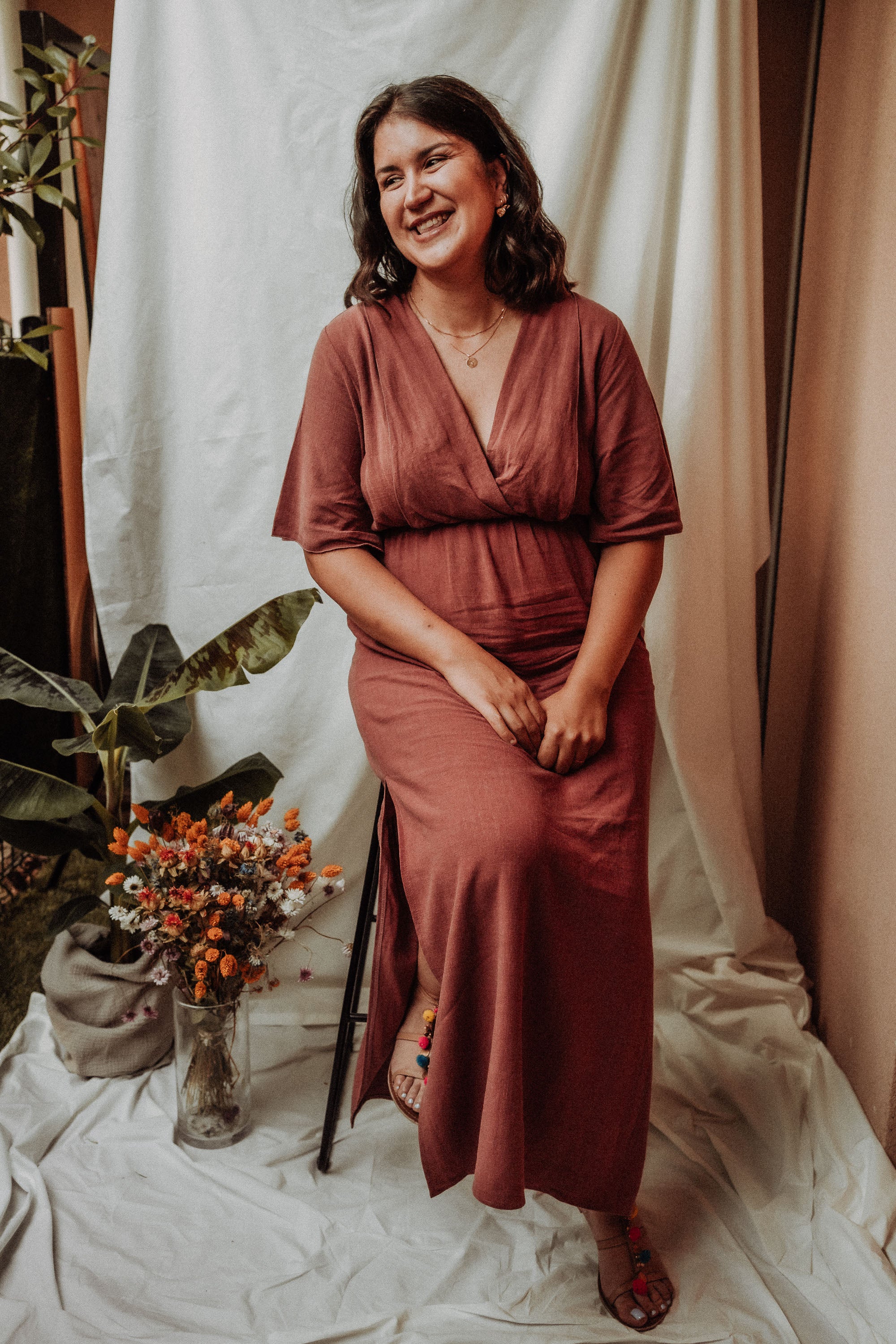 Studioaufnahme einer Frau im Stillkleid Tania – die fließenden Linien und der seitliche Schlitz betonen die natürliche Silhouette.