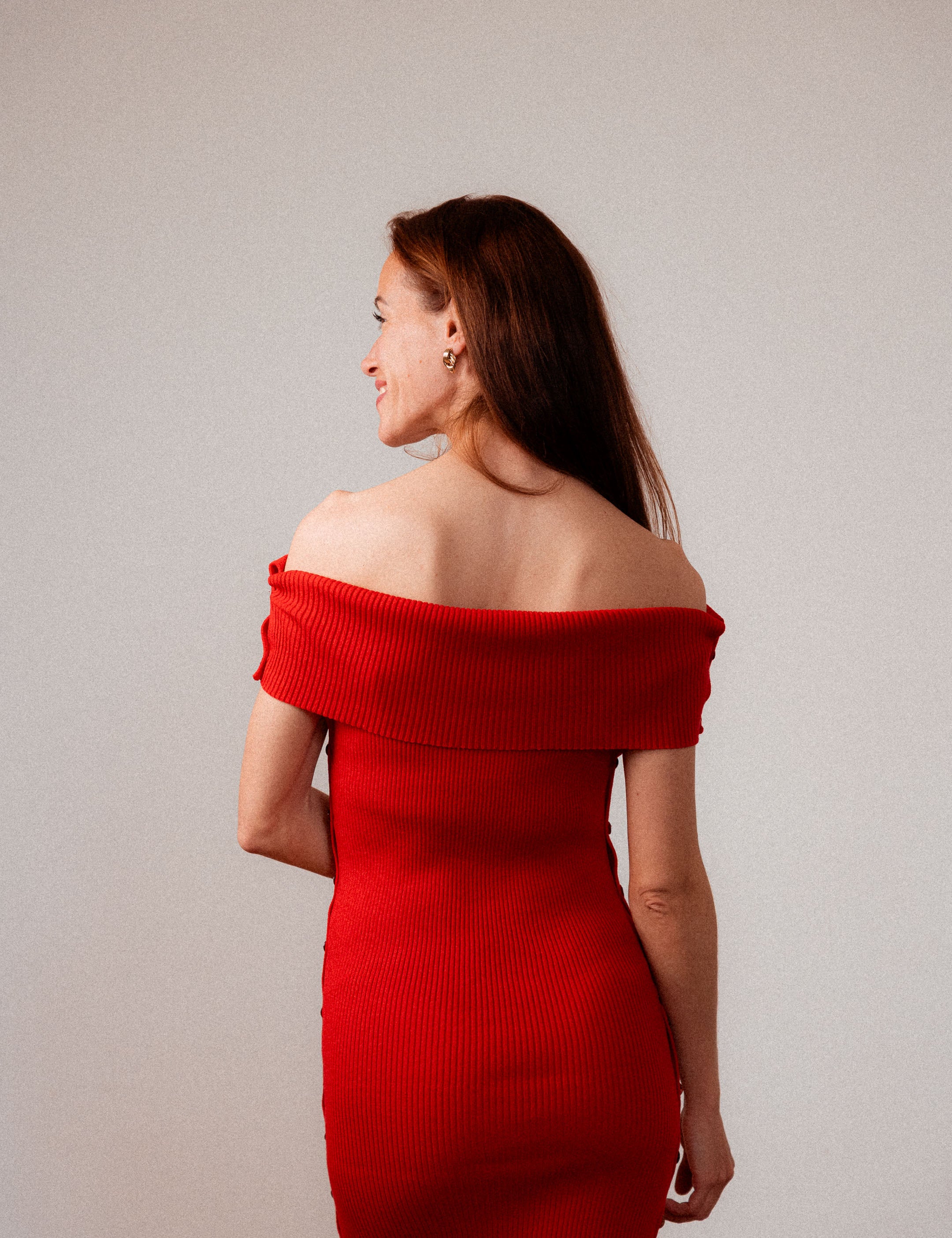 Rotes Merinokleid Céphée von hinten – figurbetont, nachhaltig, mit Bardot-Ausschnitt, eleganter französischer Stil