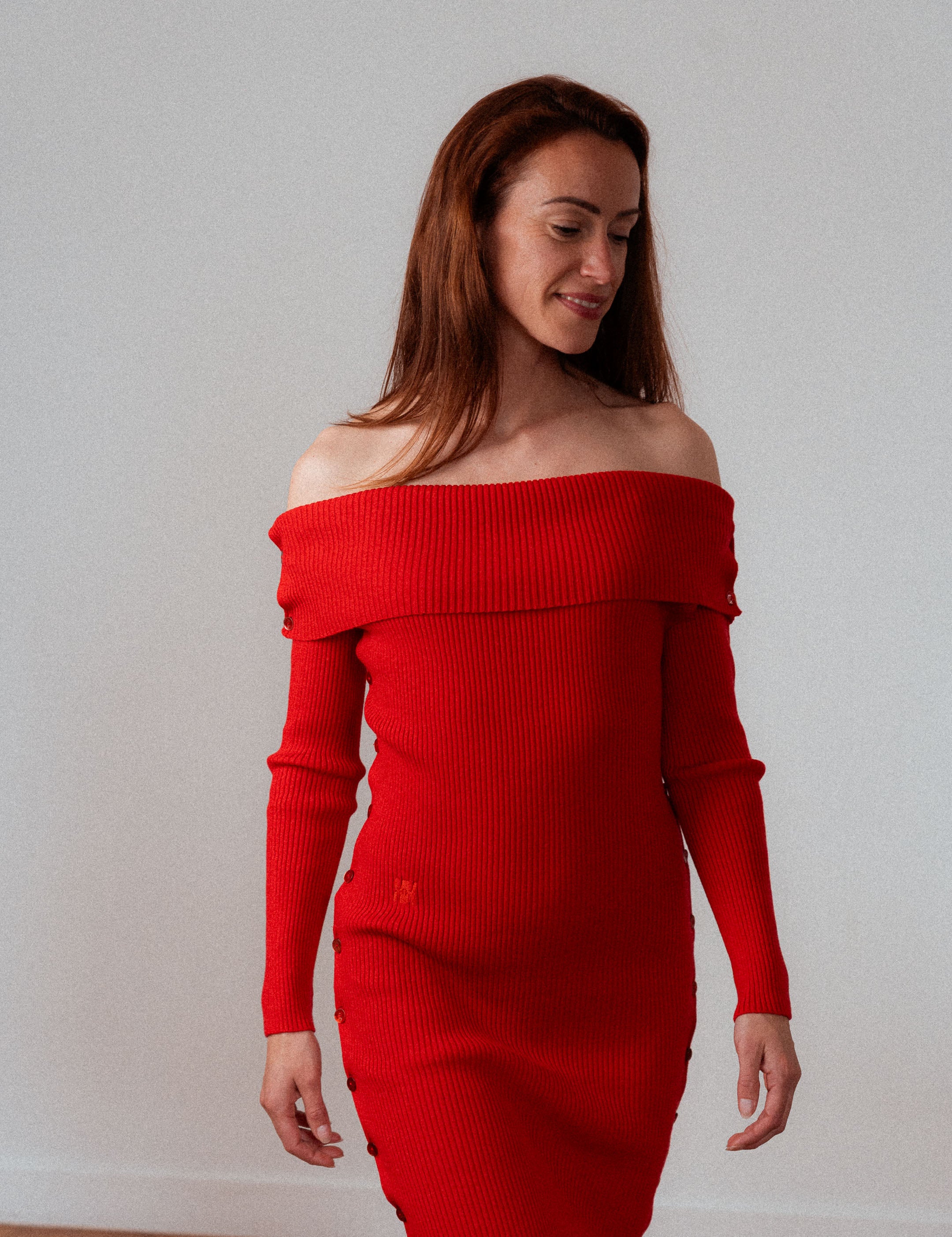 Strickkleid mit Ärmeln in leuchtendem Rot, modulares Design, nachhaltige Damenmode.