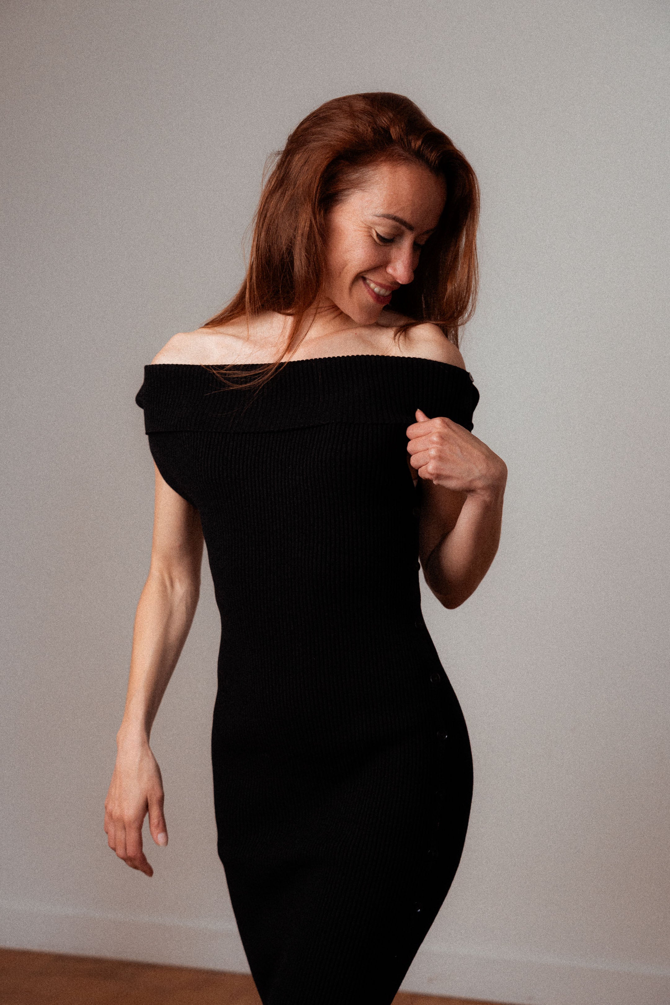 Merinokleid Céphée in Schwarz aus hochwertigem Merinowoll-Mix, elegant und komfortabel, mit Bardot-Ausschnitt und modischem, körperbetontem Schnitt. Hergestellt in Frankreich für nachhaltige Qualität.