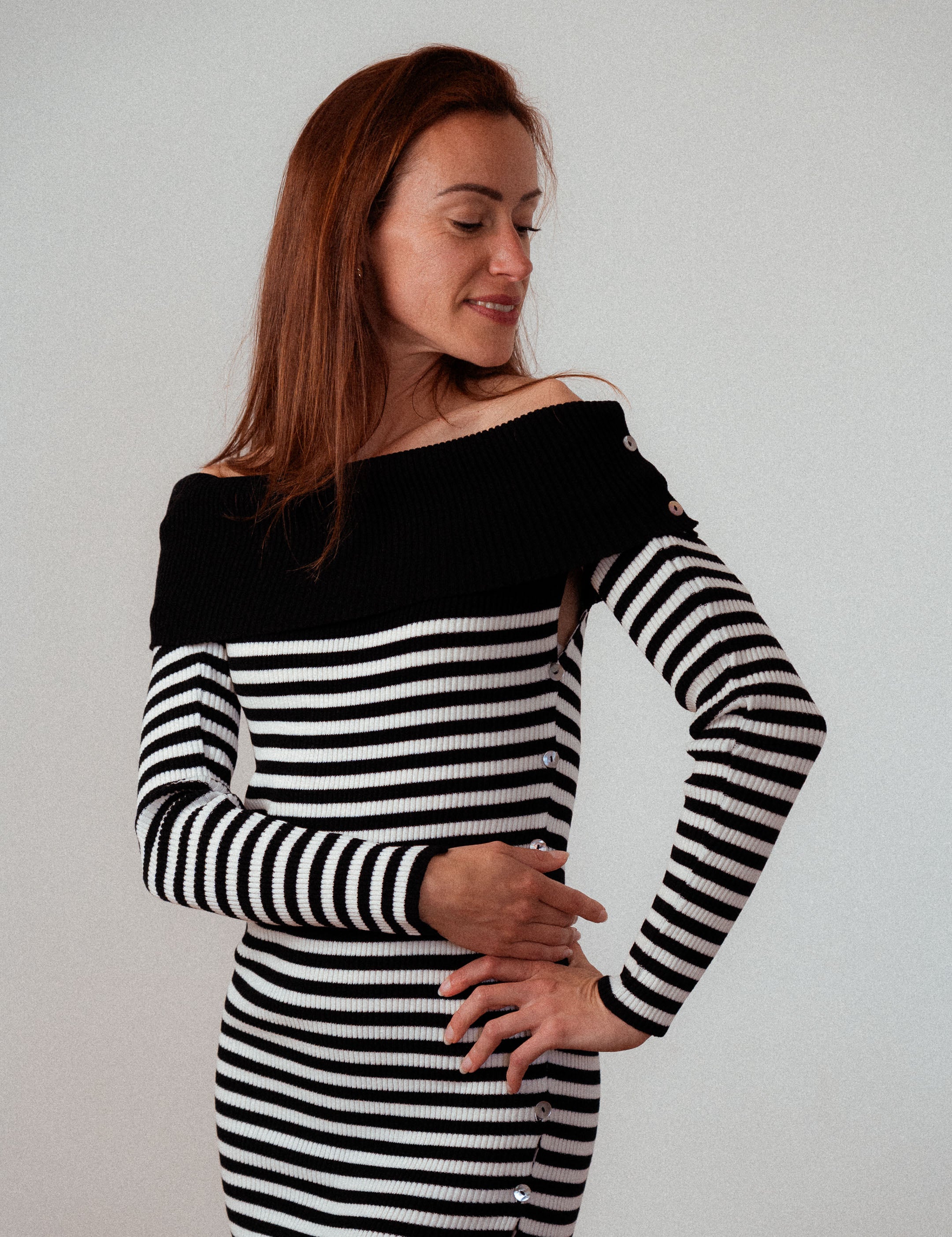 Céphée Merinokleid in Schwarz-Weiß mit langen Ärmeln, eleganter Rippstrick-Look, nachhaltig in Frankreich gefertigt