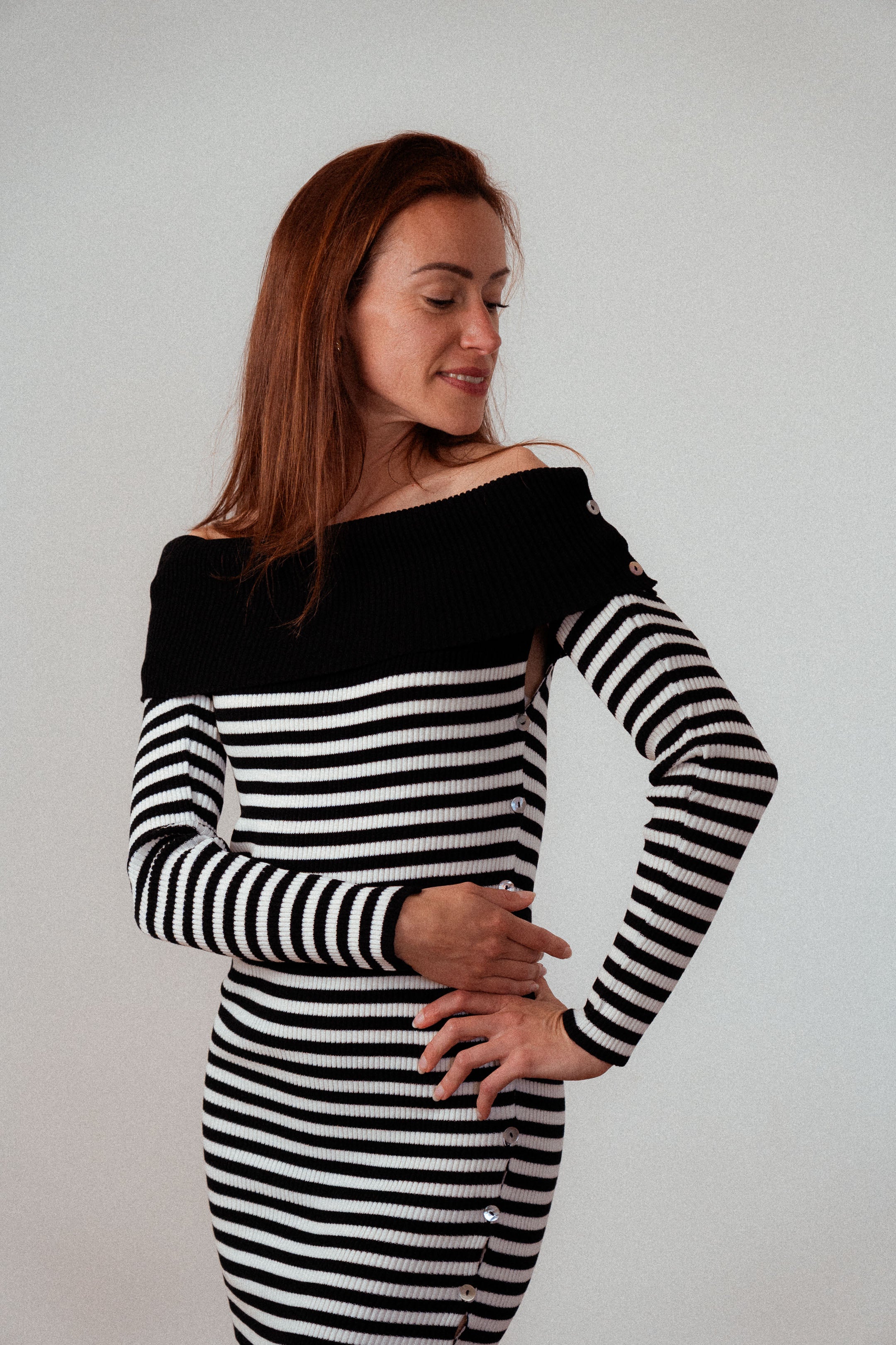 Céphée Merinokleid in Schwarz-Weiß mit langen Ärmeln, eleganter Rippstrick-Look, nachhaltig in Frankreich gefertigt