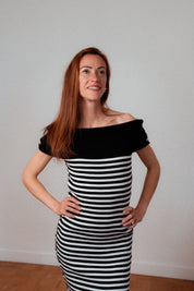 Céphée Merinokleid in Schwarz-Weiß gestreift, modernes Design, nachhaltig in Frankreich hergestellt.
