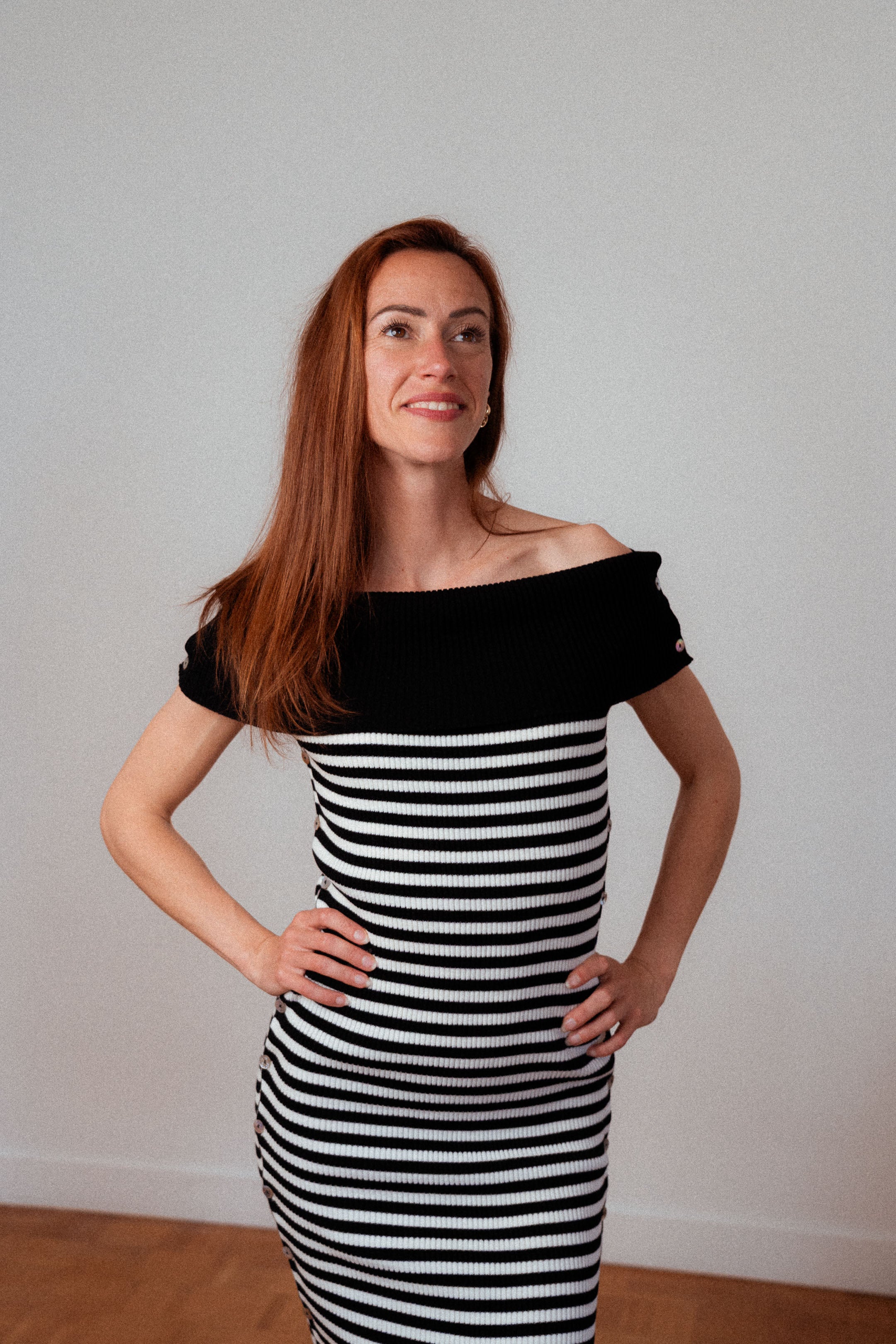Céphée Merinokleid in Schwarz-Weiß gestreift, modernes Design, nachhaltig in Frankreich hergestellt.