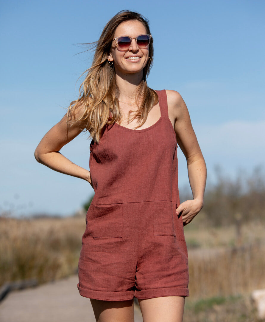 Terrakottafarbener Leinen-Jumpsuit mit Taschen, eleganter Sommerlook für Damen, atmungsaktiv und in Frankreich gefertigt.