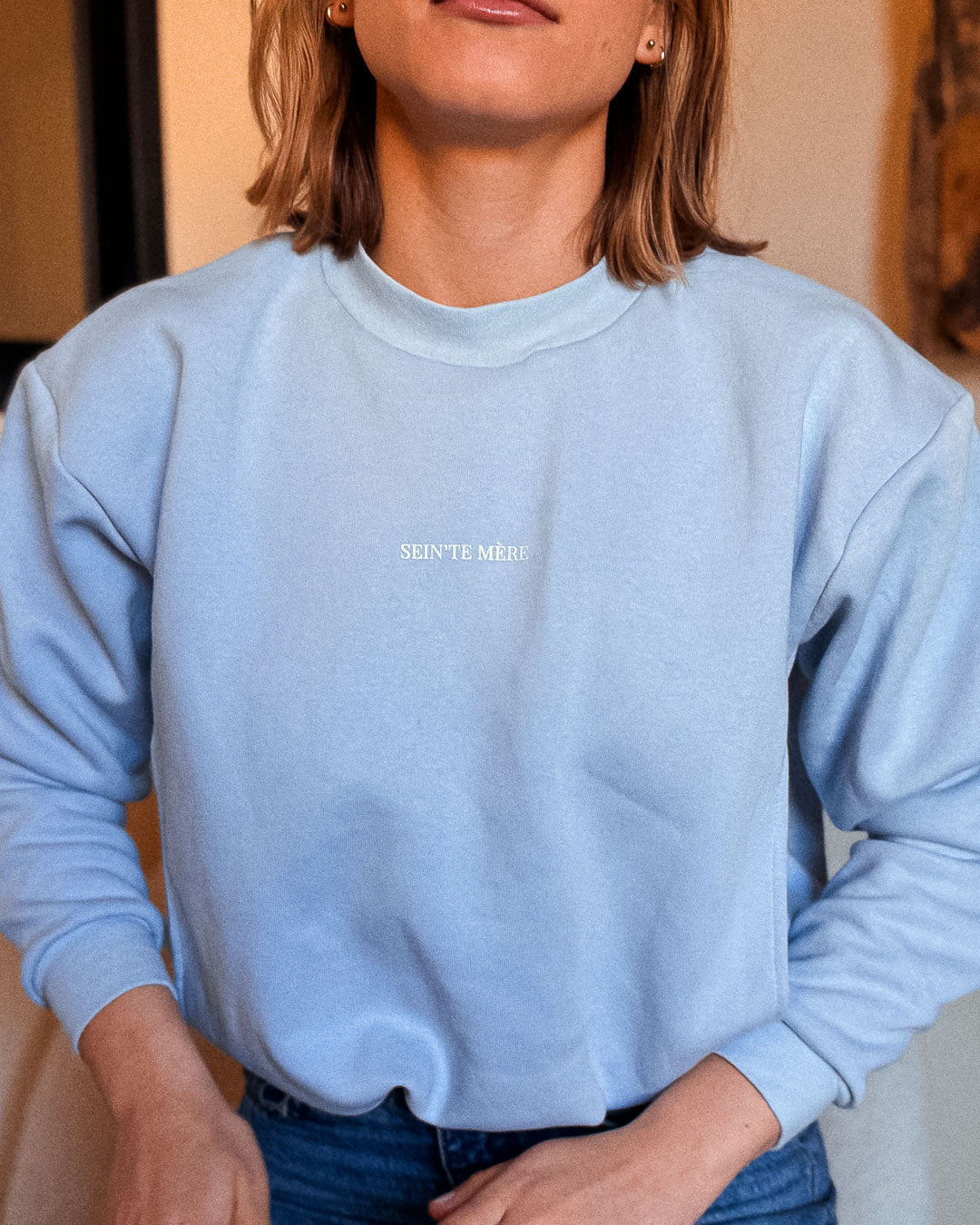 Nahaufnahme des Pullovers Mimosa in Babyblau – weiches, hochwertiges Material, nachhaltig in Frankreich gefertigt.