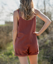 Frau von hinten im Jumpsuit aus 100 % Leinen, Rückenausschnitt als feminines Detail, französische Damenmode, ideal für warme Tage.