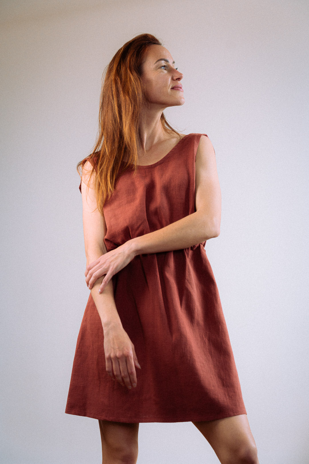 Sommerkleid "Mathilde" im Studio.
Nachhaltiges Sommerkleid aus Leinen in warmem Terrakotta – feminine Damenmode mit französischer Eleganz für sonnige Tage.