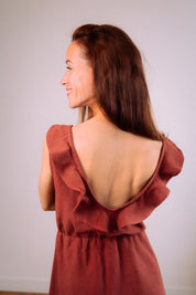 Nahaufnahme des tiefen V-Rückenausschnitts vom Kleid "Mathilde" aus 100 % Leinen – nachhaltige Damenmode für Sommer, Alltag & Reisen.
