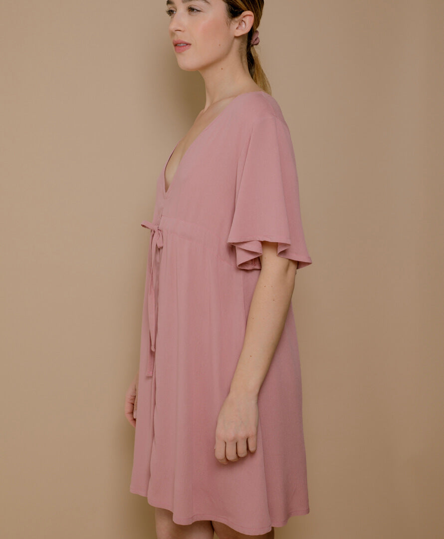 Nachhaltiges Sommerkleid für Damen in zartem Altrosa – luftiger Schnitt mit EcoVero™-Viskose, französische Modemarke.