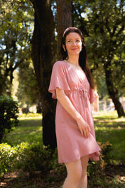 Fließendes Sommerkleid aus nachhaltiger Viskose – perfekte Damenmode für ein Picknick oder sommerliche Ausflüge im Grünen.