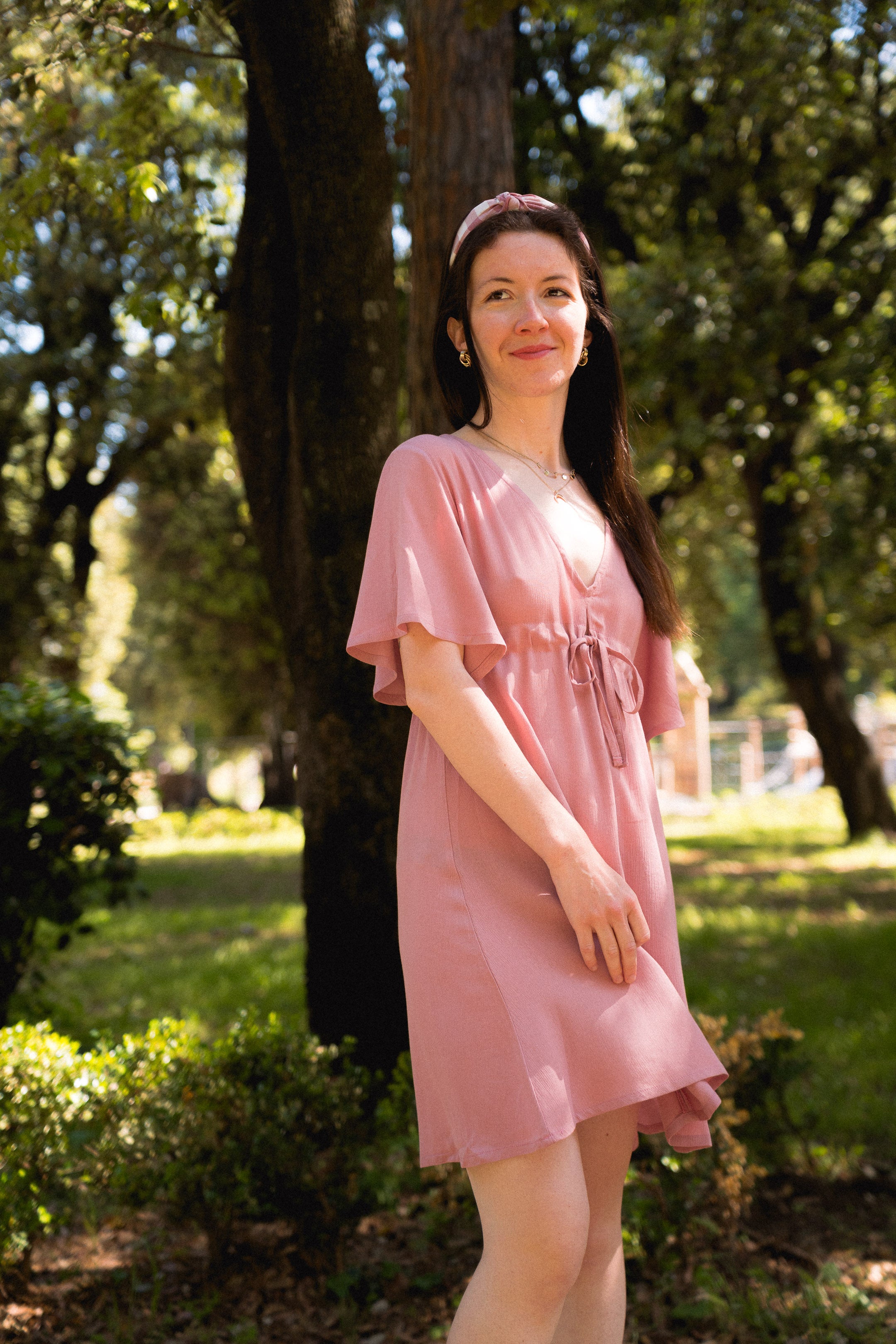 Fließendes Sommerkleid aus nachhaltiger Viskose – perfekte Damenmode für ein Picknick oder sommerliche Ausflüge im Grünen.