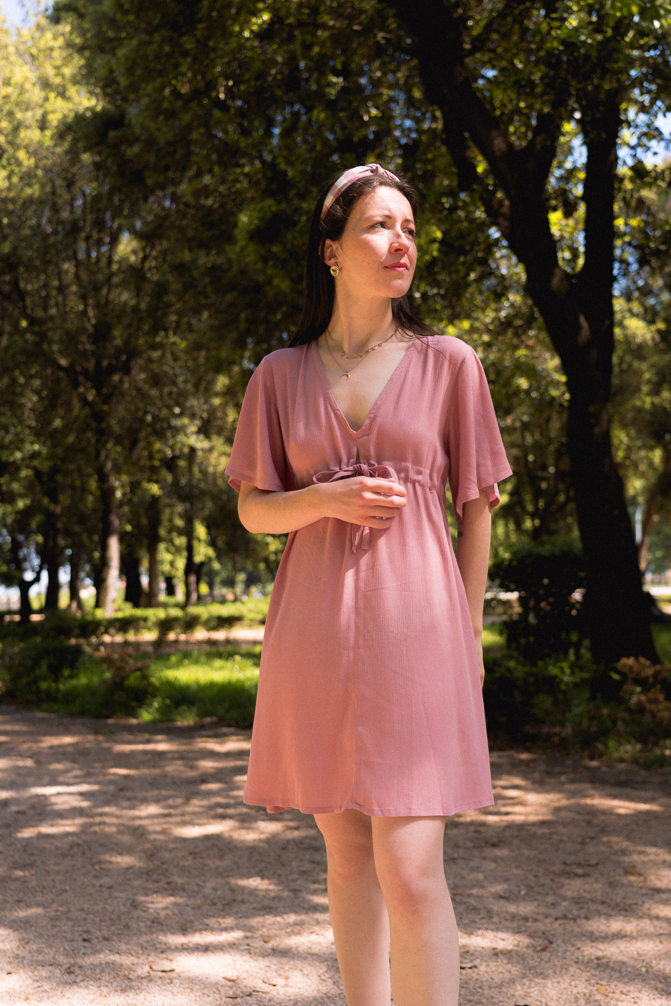 Frau in Sommerkleid von vorne, in entspannter Pose im Park
Sommerkleid in Altrosa aus 100 % EcoVero™-Viskose – nachhaltige Damenmode mit femininer Silhouette und französischer Eleganz für sonnige Tage.