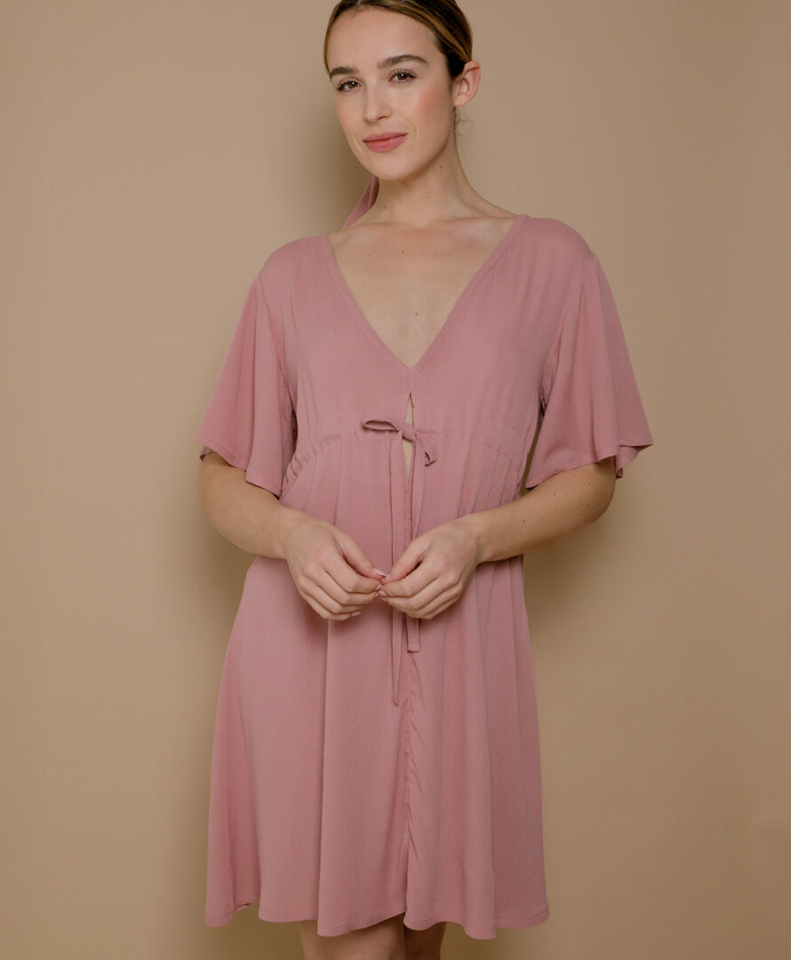 Leichtes Sommerkleid in Altrosa – nachhaltiges Damenkleid mit V-Ausschnitt und Volantärmeln aus EcoVero™-Viskose, elegante französische Mode.