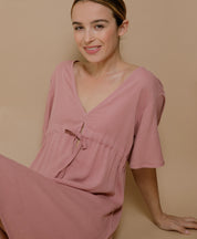 Rosa Sommerkleid aus EcoVero™ – perfekte Wahl für nachhaltige Damenmode mit französischem Flair, angenehm leicht und luftig.
