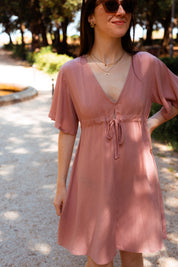 Elegantes Sommerkleid für Damen – aus EcoVero™-Viskose in zartem Rosa, feminine Silhouette mit Volantärmeln, französischer Stil.