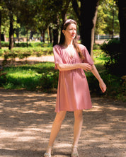 Leichtes Sommerkleid in Altrosa – nachhaltige Damenmode für warme Tage, gefertigt in Frankreich, ideal für Spaziergänge im Park.