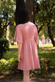 Frau geht einen schattigen Weg entlang, Rückenansicht
Nachhaltiges Sommerkleid aus EcoVero™-Viskose – zarter Altrosa-Ton, luftiger Schnitt und femininer Look, perfekt für stilbewusste Frauen.