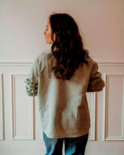 Stillbluse Tiphaine in Aqua-Grün – Rückenansicht der eleganten Stillbluse aus Bio-Baumwolle, locker fallender Schnitt für maximalen Komfort.