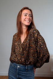 Stillbody Marion im Leo-Print – ideale Kombination aus Stil und Funktionalität, perfekt für den Alltag und diskretes Stillen dank überlappender Stofflagen.