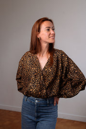Stillbody Marion – modischer Stillbody mit Leo-Print, kombiniert mit Jeans für einen modernen Alltagslook – bequem, feminin und funktional.