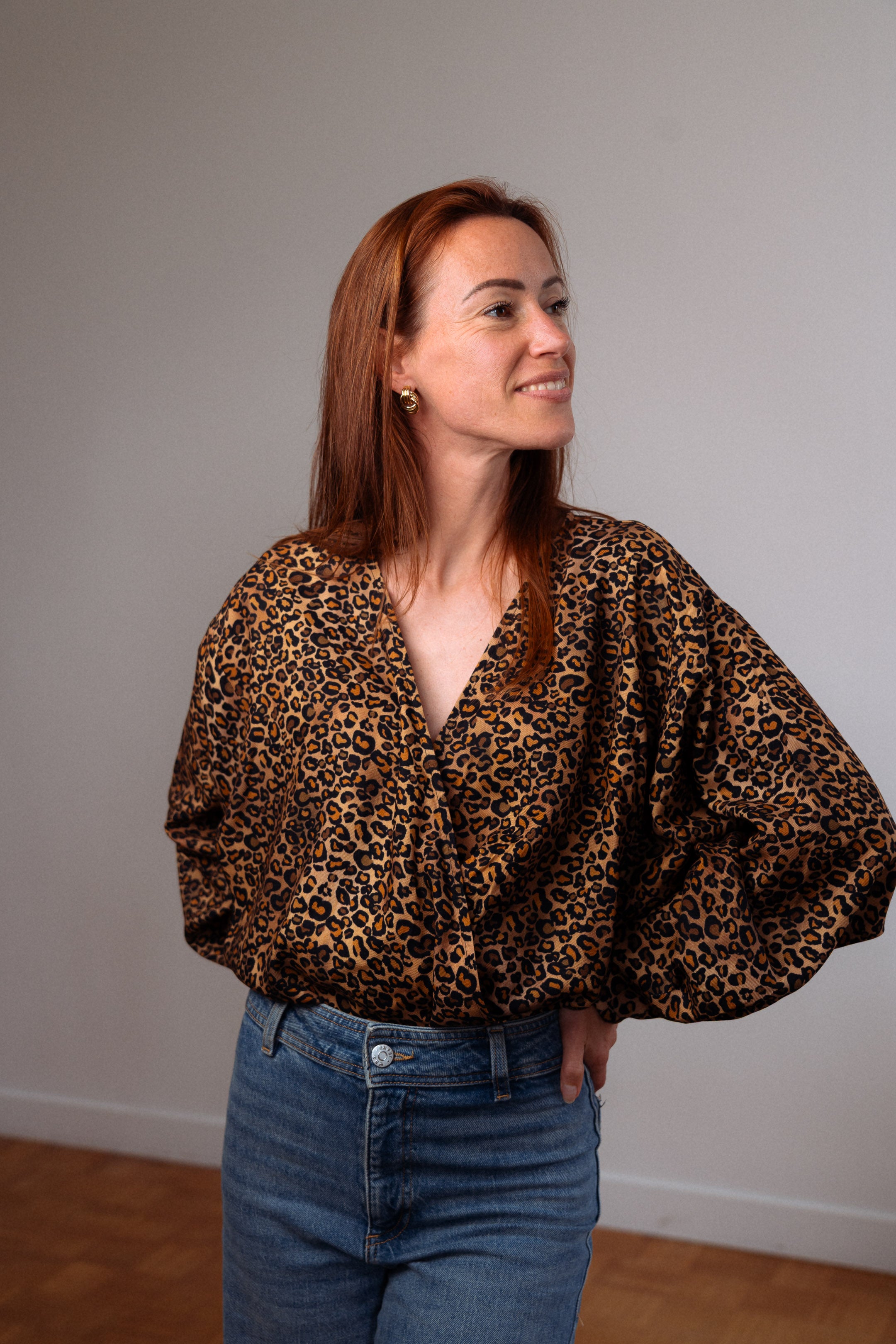 Stillbody Marion – modischer Stillbody mit Leo-Print, kombiniert mit Jeans für einen modernen Alltagslook – bequem, feminin und funktional.