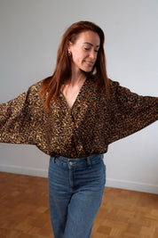 Stillbody Marion – eleganter Stillbody mit Wickelausschnitt und Oversized-Ärmeln, ideal für stilbewusste Mütter, die Komfort und Design vereinen möchten.