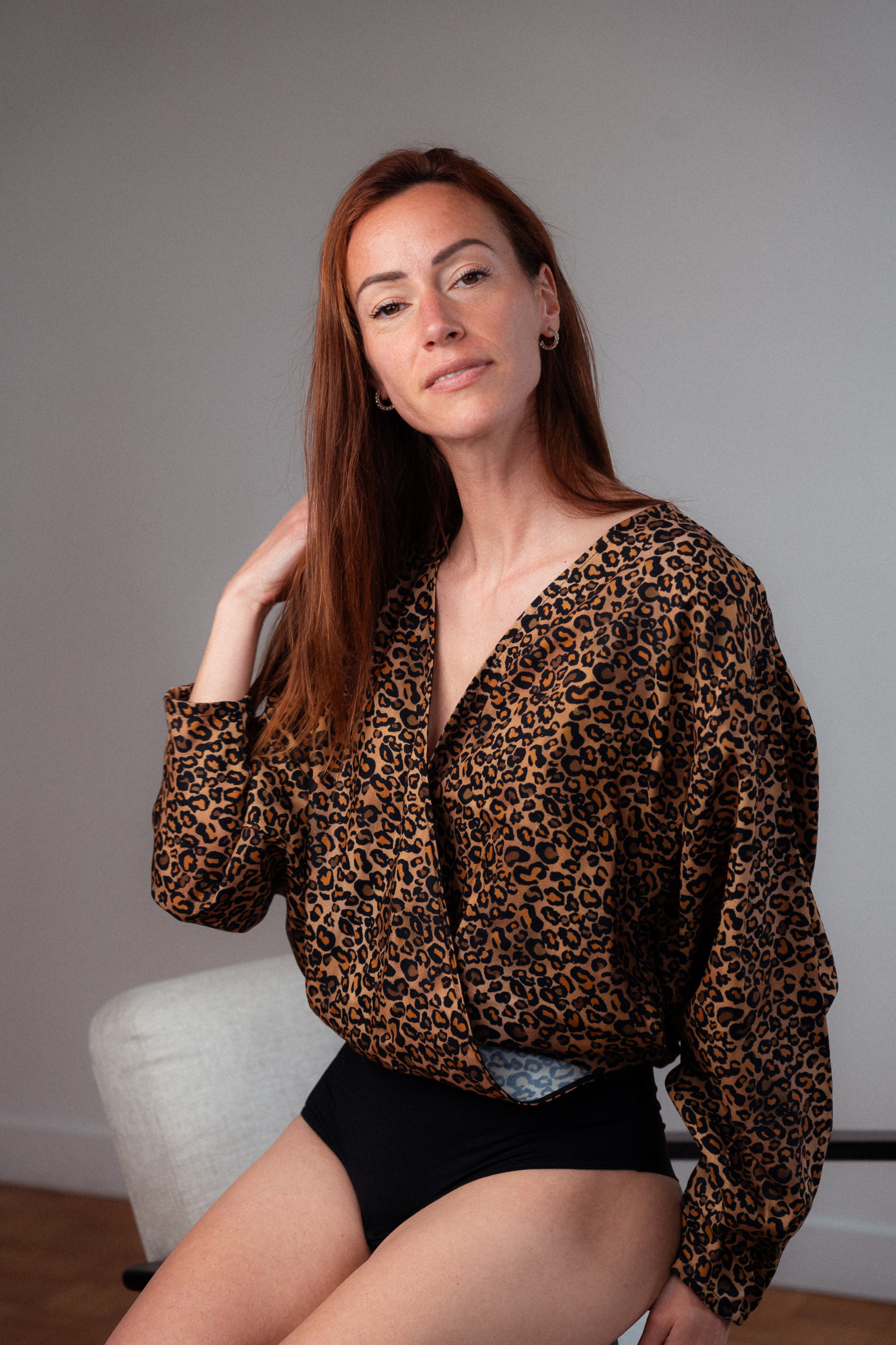 Stillbody Marion – eleganter Body mit Leo-Print und Wickelausschnitt, ideal für einen femininen Look, der sowohl Stil als auch Funktionalität bietet.
