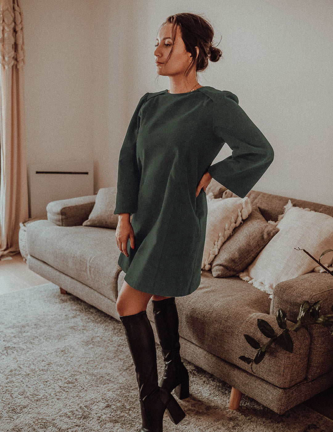 Das Stillkleid Maria aus Cord in voller Länge, kombiniert Wärme und Stil für die Winterzeit.