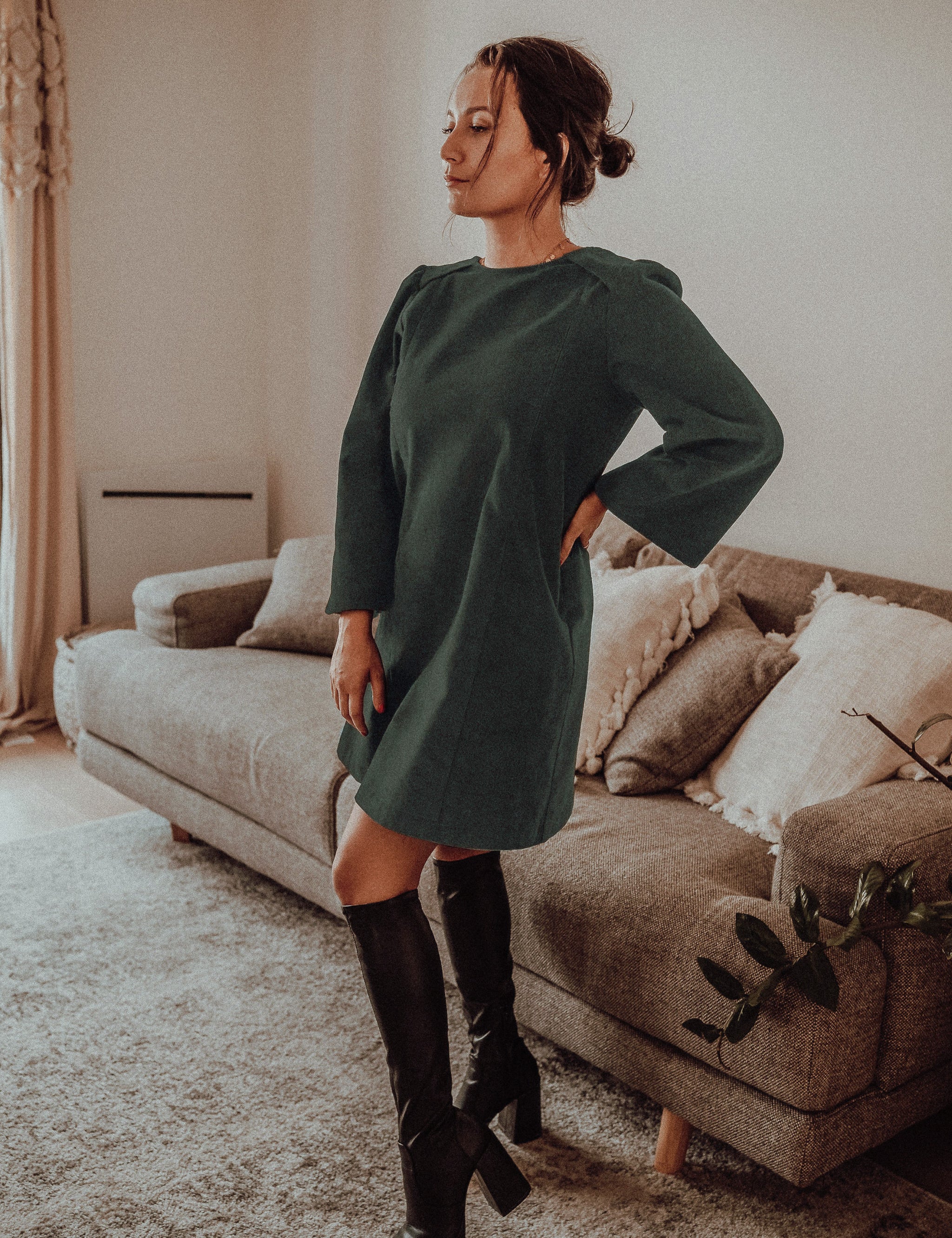 Das Stillkleid Maria aus Cord in voller Länge, kombiniert Wärme und Stil für die Winterzeit.