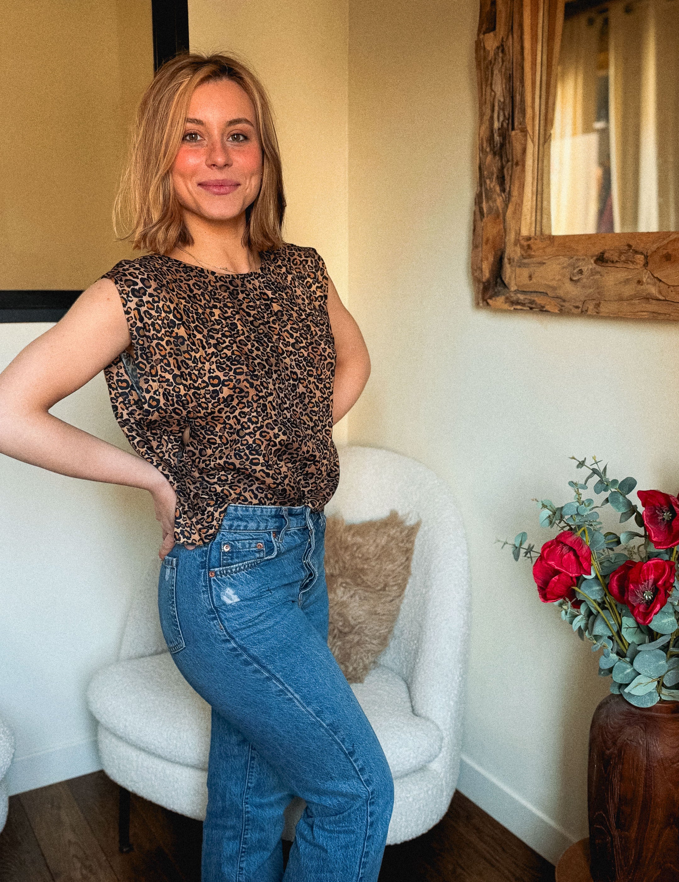 Stilltop mit Leo-Print aus EcoVero™, ärmellos und fair in Frankreich produziert – modernes Design für die Stillzeit.