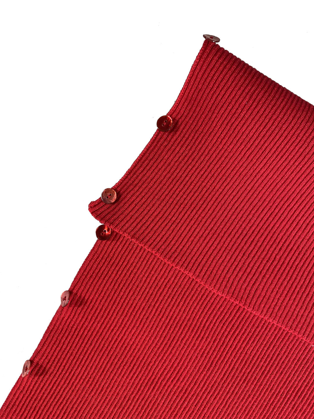Detailaufnahme des roten Merinopullovers Céphée - elegante Verarbeitung und natürliche Elastizität der Merinowolle.