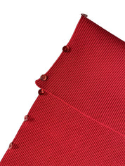 Detailaufnahme des roten Merinopullovers Céphée - elegante Verarbeitung und natürliche Elastizität der Merinowolle.